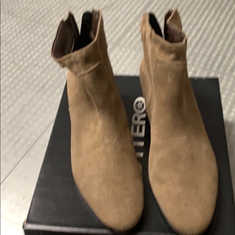 Suede boots with zippers!
